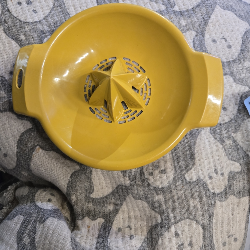 Vintage Villaware Citrus Juicer – Mustard Yellow – Federal Housewares
